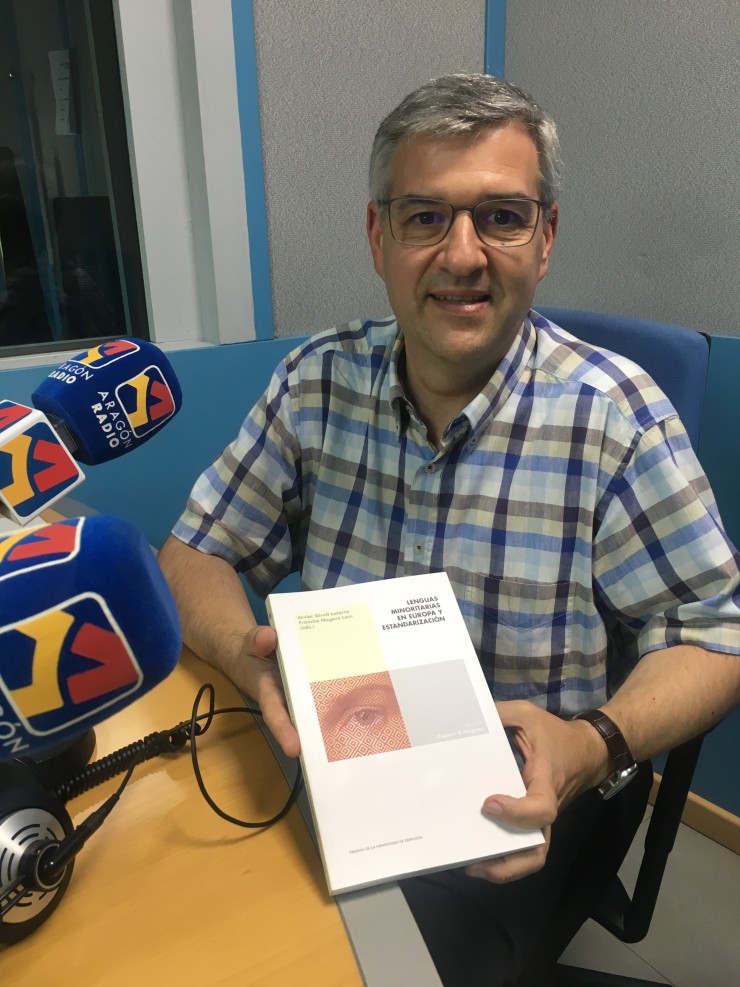Entrevista al profesor Javier Giralt en Aragón Radio, junto a su libro didáctico "Lenguas minoritarias en Europa y estandarización"