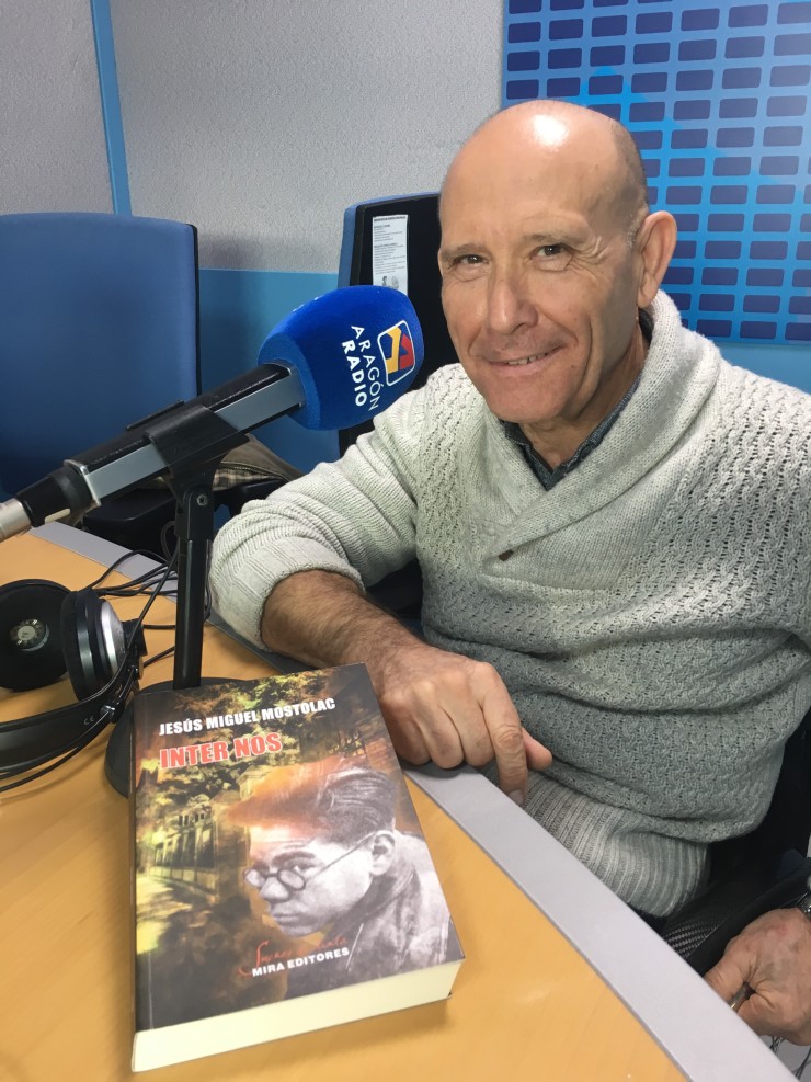 Entrevista a Jesús Miguel Mostolac en Aragón Radio junto a su ilustre obra "Inter nos"