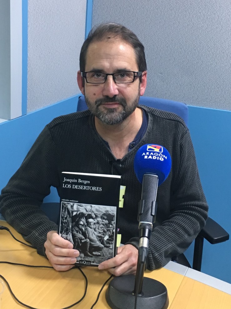 Entrevista a Joaquín Berges en Aragón Radio dónde nos presenta su obra "Los desertores"