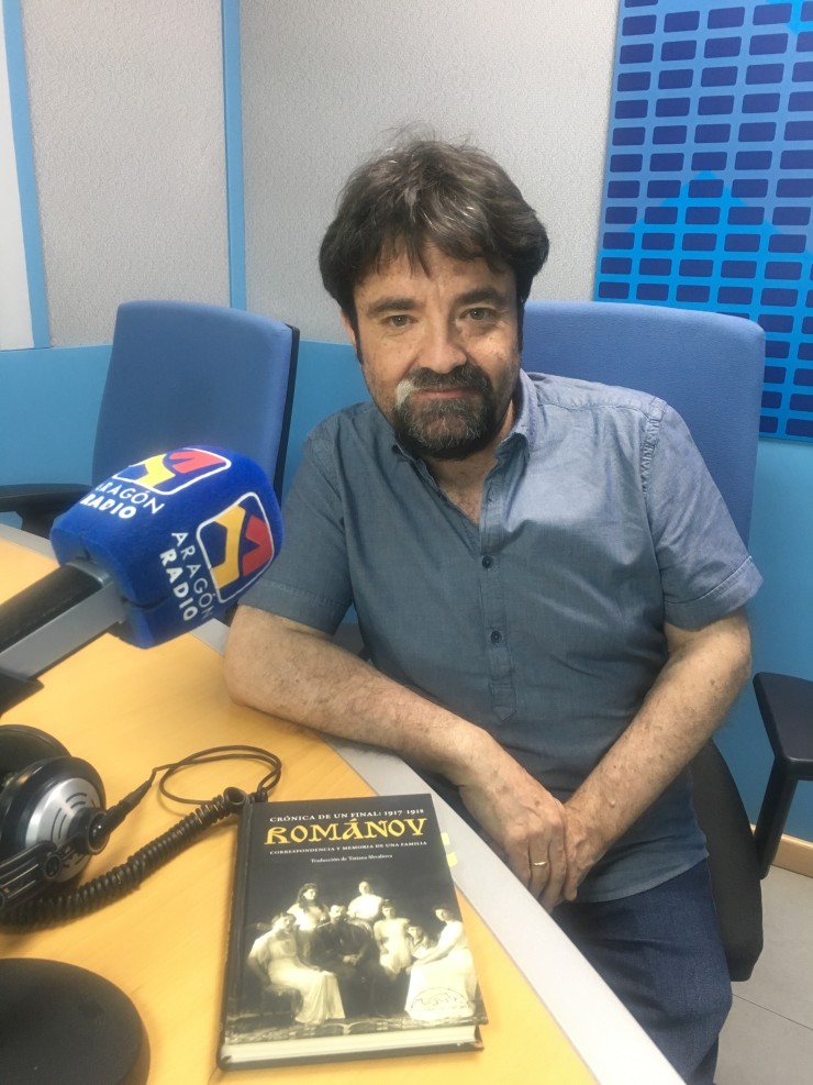 Entrevista a Juan Casamayor en Aragón Radio junto a la obra "Crónica de un final: 1917-1928. Románov"