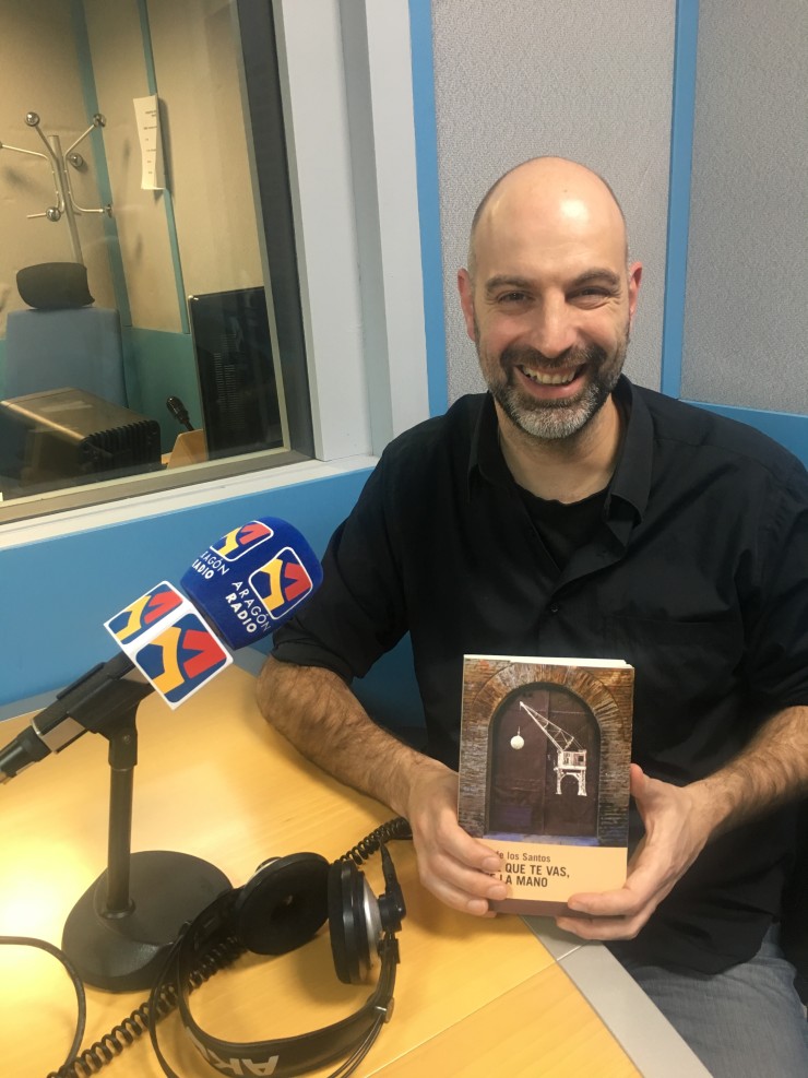 Entrevista a Mario de los Santos en Aragón Radio junto a su última obra "Noche que te vas, dame la mano"