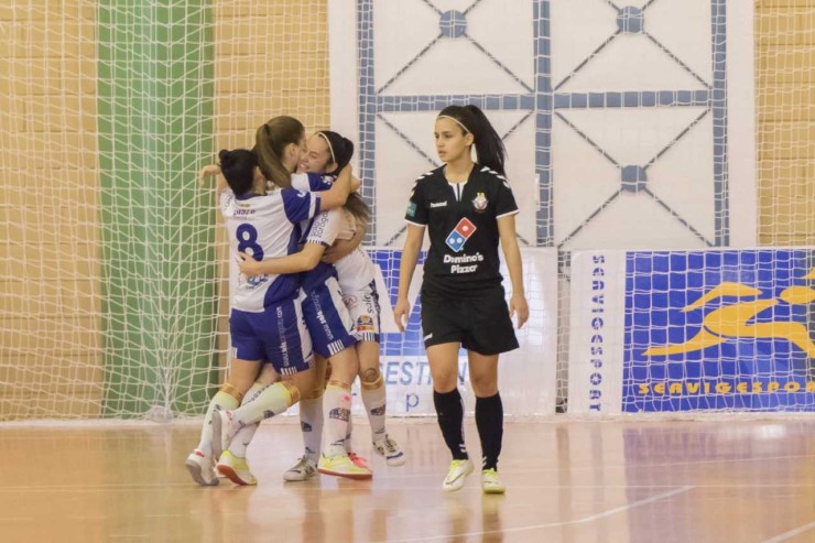 Las jugadoras del Sala Zaragoza celebran un gol. Fuente: Rocío Faci.