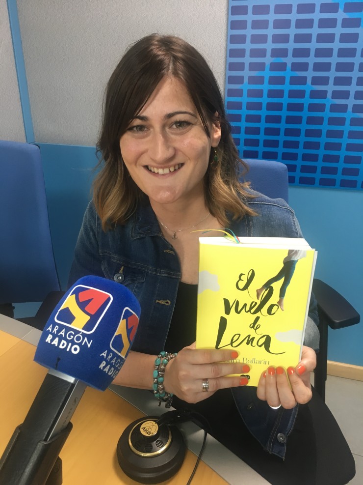 Entrevista a Sara Ballarín en Aragón Radio, junto a su novela romántica "El vuelo de Lena"