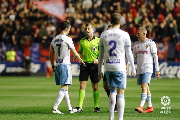 Linares protesta una acción de Osasuna que el árbitro no sancionó.