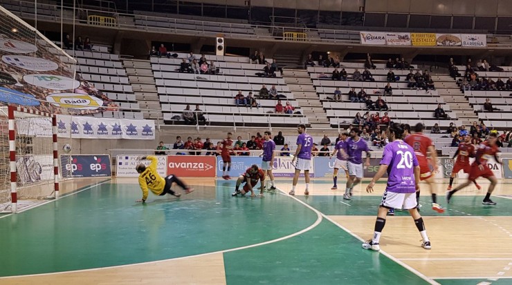 Una imagen del encuentro disputado este miércoles en Huesca.