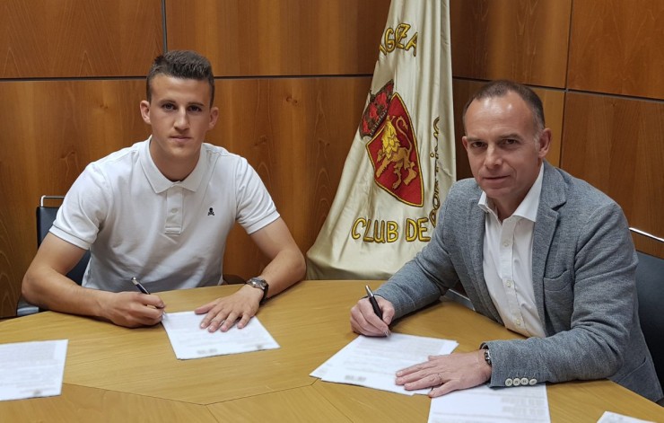 Nieto y Lapetra firman el acuerdo de renovación. Fuente: Real Zaragoza.