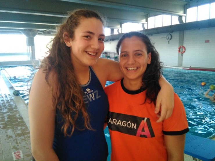 Inés Rosales, a la izquierda, jugadora la Escuela Waterpolo Zaragoza.