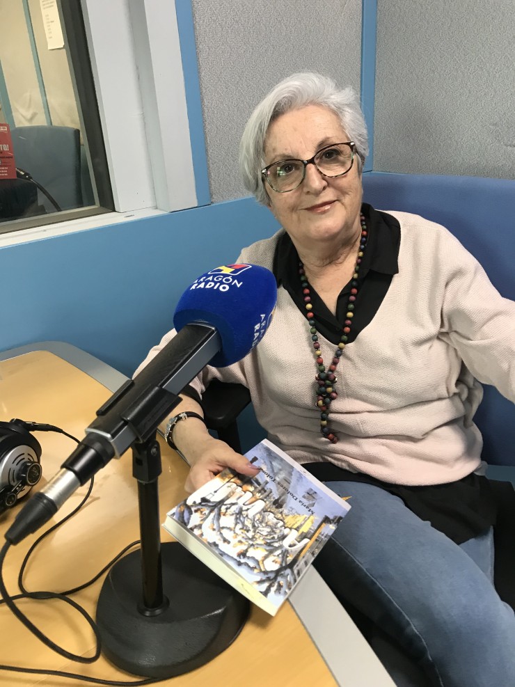 Entrevista a la ilustre escritora de relatos María Dolores Tolosa, en Aragón Radio, junto a su obra "Ama Nai"