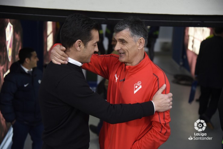 Francisco Rodríguez saludando al entrenador del Eibar.