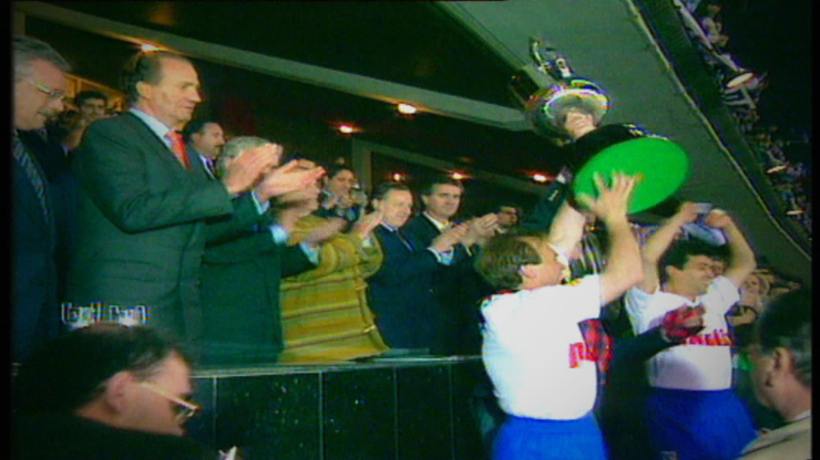 Miguel Pardeza levanta la Copa del Rey conquistada en 1994.
