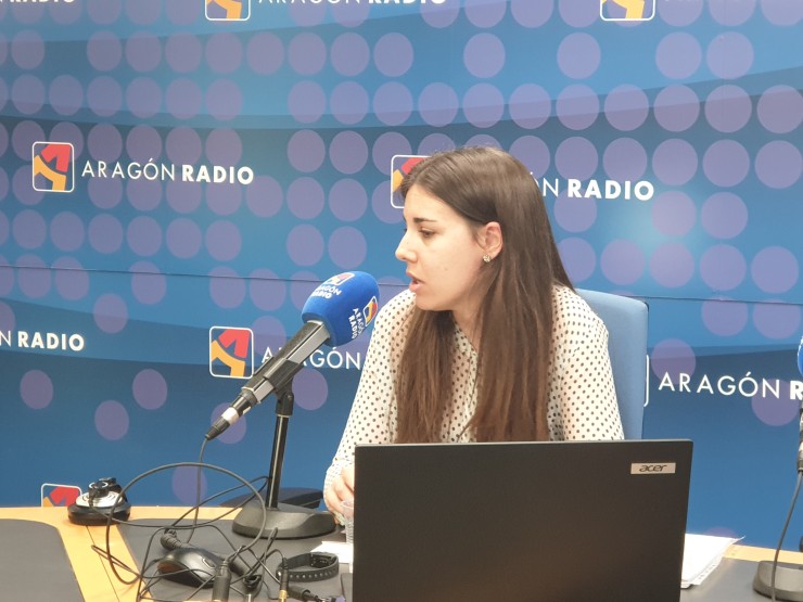 Ana Asión en los estudios de Aragón Radio