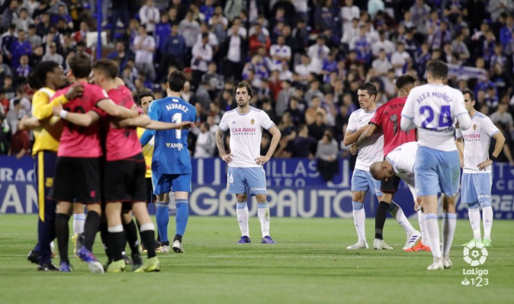 Los jugadores del Real Zaragoza se lamentan durante el duelo ante el Alcorcón.