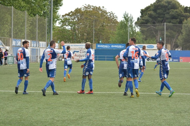 Los jugadores del Ebro celebran el gol anotado por Raúl González ante el Espanyol.