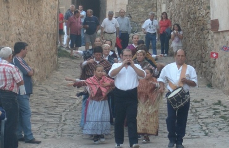 'El Reinao' es un baile tradicional de Miravete de la Sierra. (Foto: Javier López Clemente)