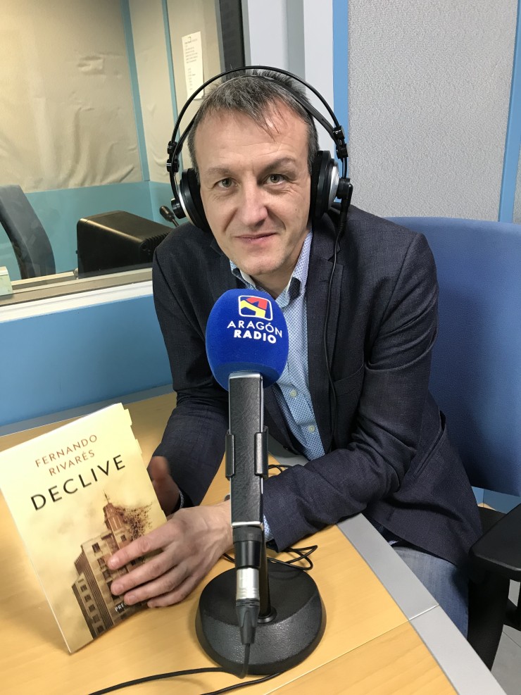 Entrevista a Fernando Rivarés en Aragón Radio junto a su obra "Declive"