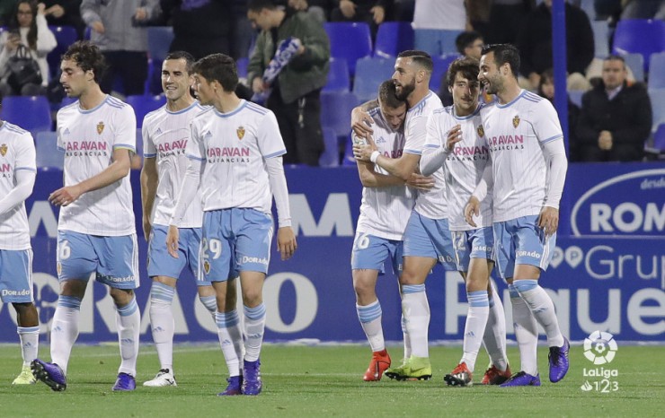 Los jugadores del Zaragoza celebran uno de los tres goles logrados ante el Nástic este lunes.