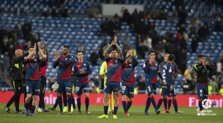 Los jugadores del Huesca aplauden a sus aficionados al finalizar el duelo en el Santiago Bernabéu.