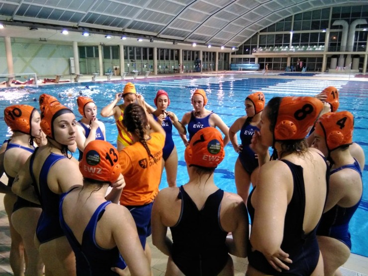 Las chicas de la Escuela Waterpolo Zaragoza en uno de sus entrenamientos en Oporto.