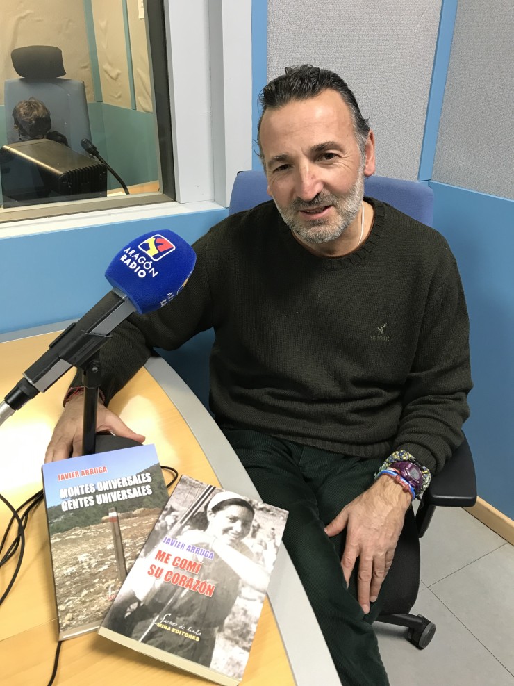 Entrevista a Javier Arruga en Aragón Radio junto a dos de sus famosas publicaciones "Me comí su corazón" y "Montes universales, gentes universales"