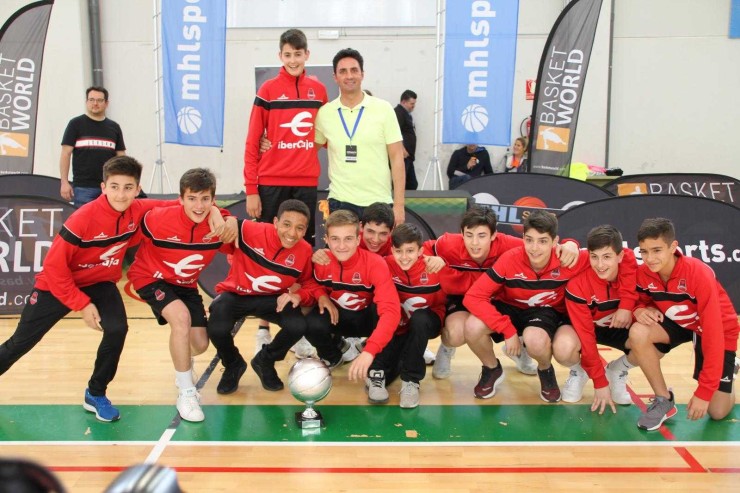 Equipo infantil masculino de Tecnyconta que ha ganado en los MHL Sports. Fuente: Luis Vallejo Colom.