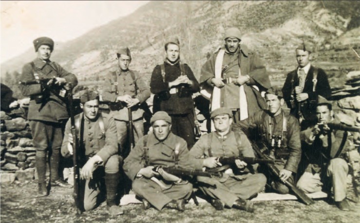 Grupo de guardias civiles y somaten del puesto de Bagüés en 1947. (Foto: Archivo Pedro González)