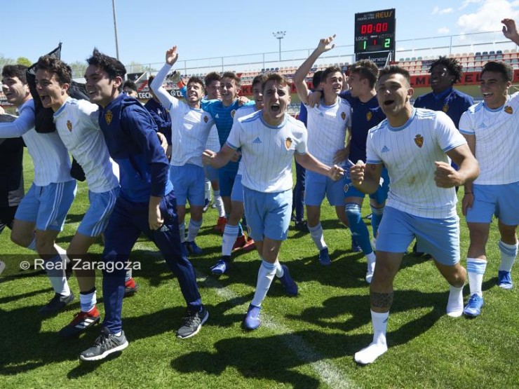Los jugadores del Real Zaragoza juvenil celebran el título de Liga conquistado en Reus.