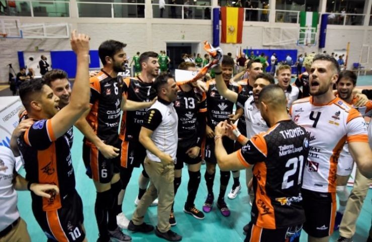 El equipo celebrando la victoria en Almería. Fuente: CV Teruel.