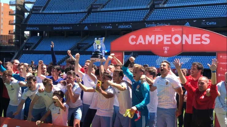 Los jugadores del Real Zaragoza juvenil celebran la conquista de la Copa de Campeones.