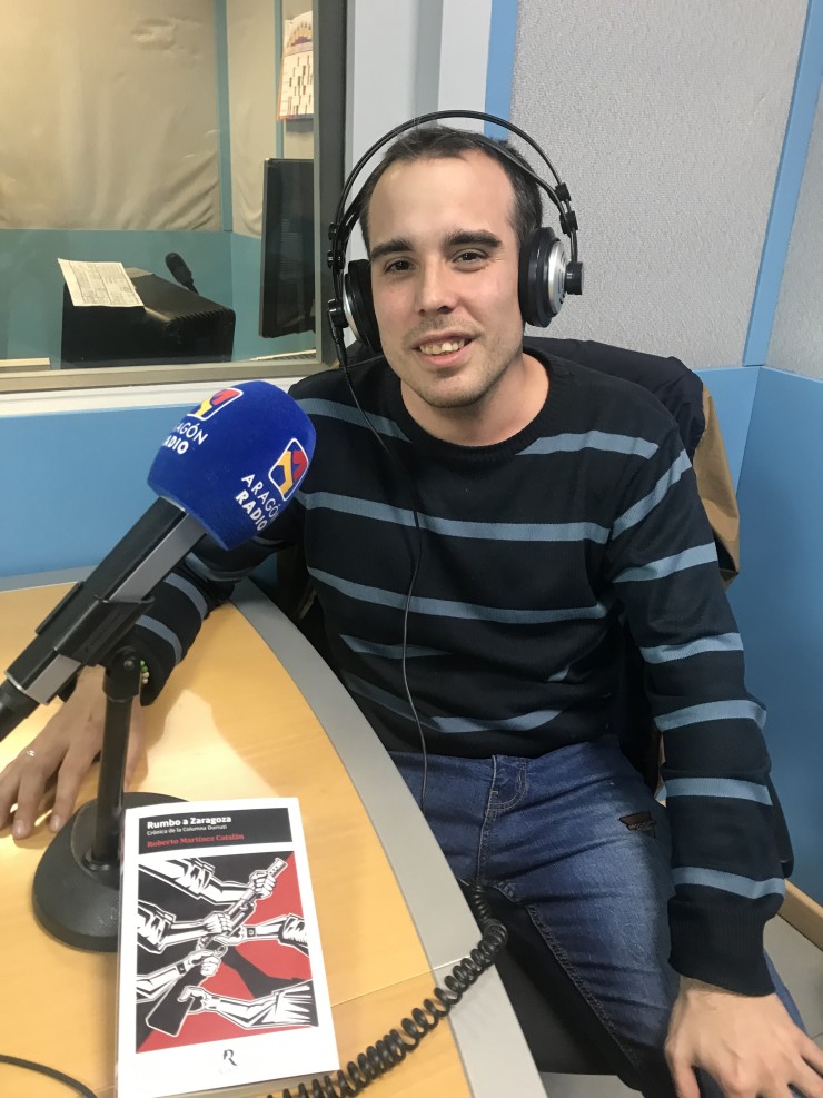 Roberto Martínez Catalán tiene ante él su libro 'Rumbo a Zaragoza'.