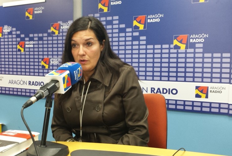 La escritora en los estudios de Aragón Radio