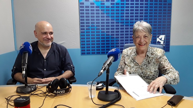 Mario Gros y Mercedes Pueyo en su visita a los estudios de Aragón Radio