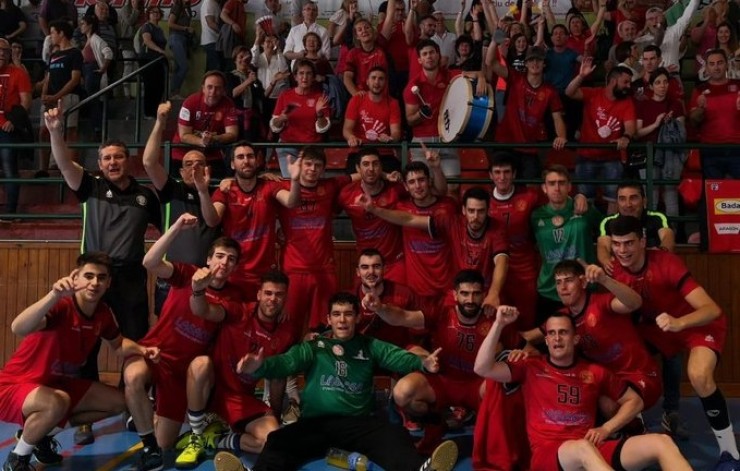 Los jugadores del Bada Huesca B celebran el ascenso a Primera Nacional.