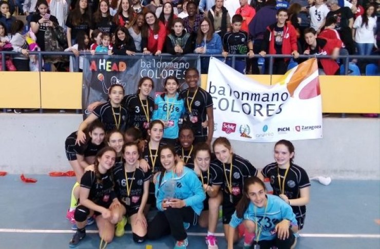 Imagen del equipo infantil femenino del Balonmano Colores.el equipo ganador de este grupo obtendrá el pasaporte para la fase final del Campeonato de España.