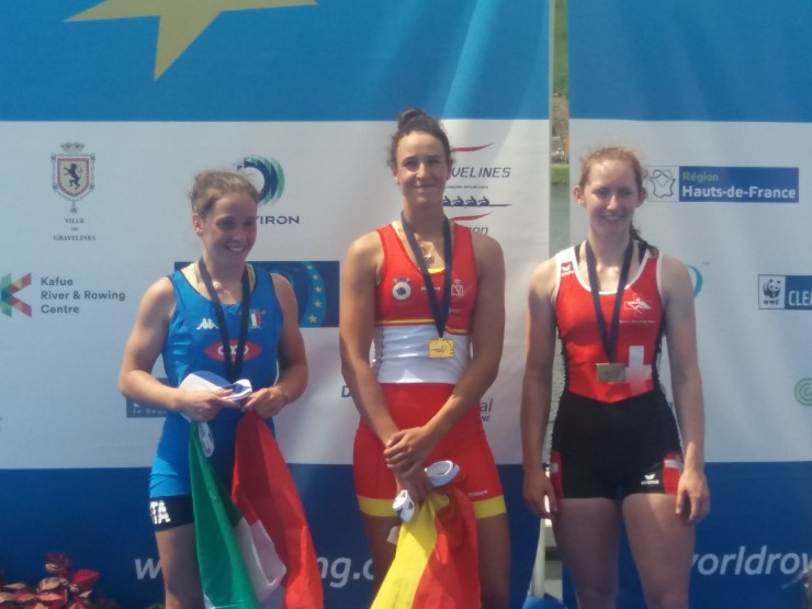 Esther Briz sonríe en el podio tras proclamarse campeona de Europa juvenil.