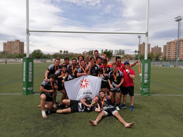 El equipo de rugby de la USJ tras vencer al Valencia y proclamarse campeón. Fuente: Universidad San Jorge.