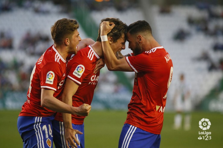 Marc Gual celebra con Raúl Guti y Álvaro Vázquez uno de sus goles en Córdoba.