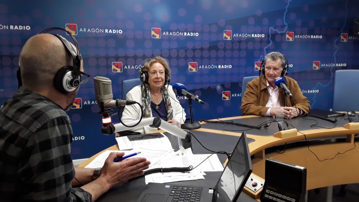 Milagro Laín y Manuel Montañés en los estudios de Aragón Radio