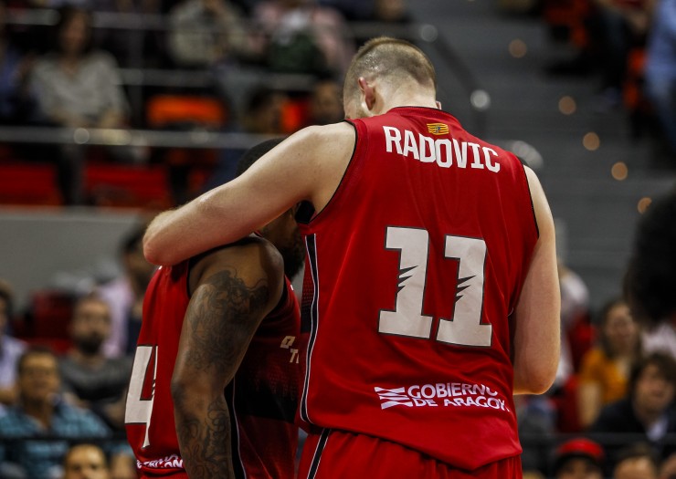 Radovic y Bo se abrazan tras el encuentro