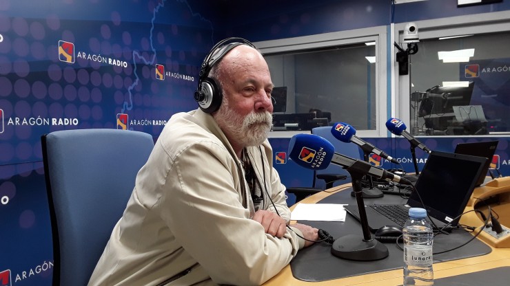 El periodista en un momento de la entrevista en los estudios de 'Aragón Radio'