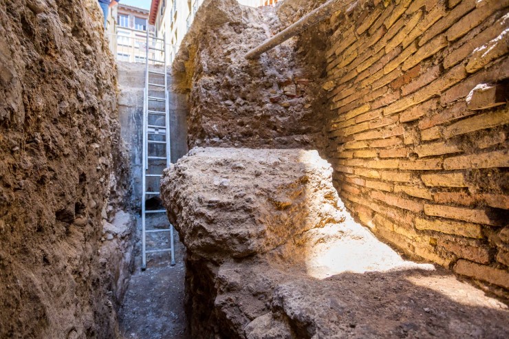 Los arqueólogos municipales tendrán que estudiar los restos descubiertos en la propia zanja durante algunos días