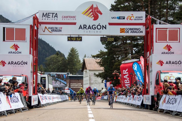 La Vuelta Aragón se decidirá en la etapa de este domingo entre Huesca y Zaragoza.