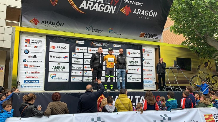 Justin Jules posa con el maillot de líder de la Vuelta Aragón.