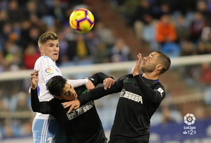 Guti pelea un balón dividido en el partido de ida. Fuente: La Liga.