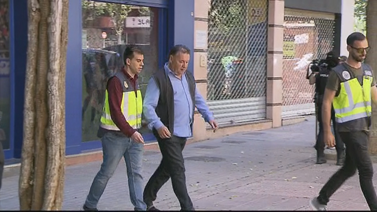 Agustín Lasaosa abandona las oficinas del Huesca tras el registro policial.