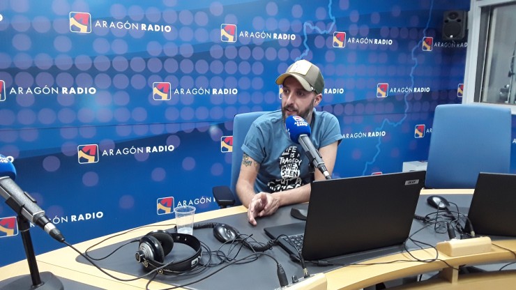 Diego Peña en su visita a los estudios de Aragón Radio