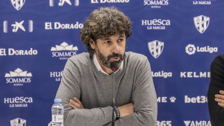 Emilio Vega durante una rueda de prensa en el Huesca.