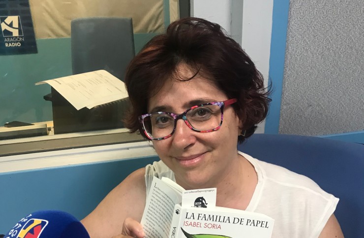 Isabel Soria descubre en 'La familia de papel' la importancia de los libros en el crecimiento personal