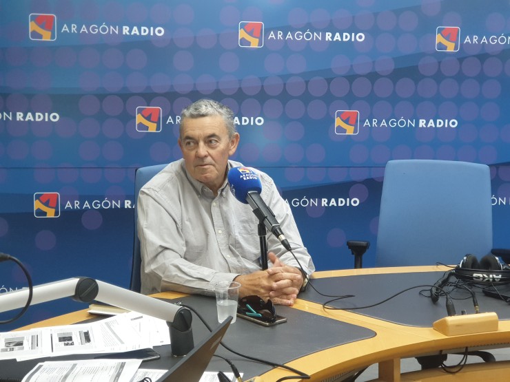 Gerardo Bielsa en los estudios de Aragón Radio a los que, por cierto, llegó en avioneta