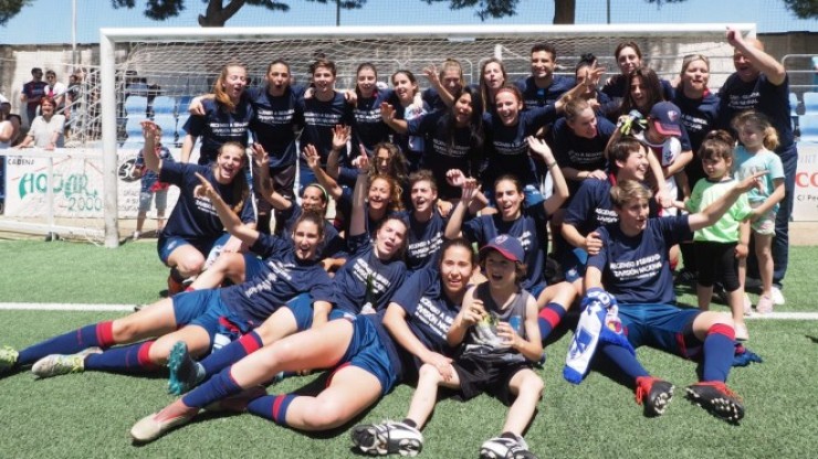 El equipo femenino de la SD Huesca celebra el ascenso. Fuente: SD Huesca.