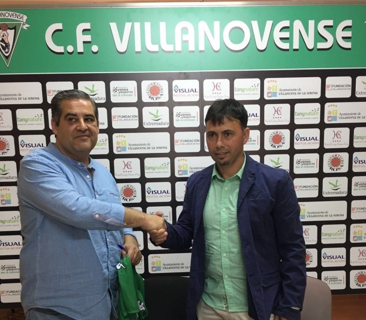 José Luis Cuevas (izquierda) en la presentación del entrenador del Villanovense en 2016. Fuente: CF Villanovense.